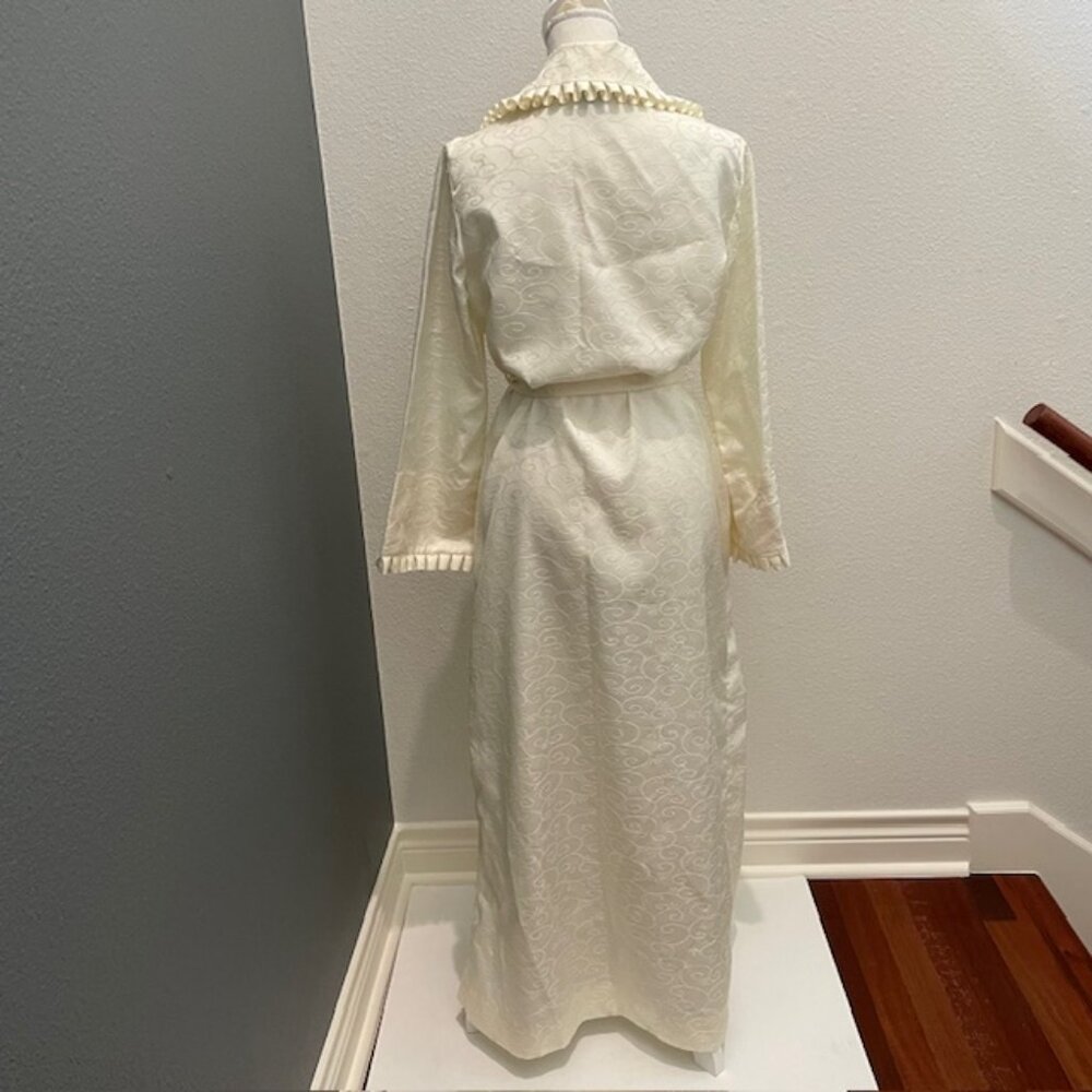 Vintage Ariel Late 80's Ivory Robe/House Coat with Scroll Pattern - Picture 3 of 9